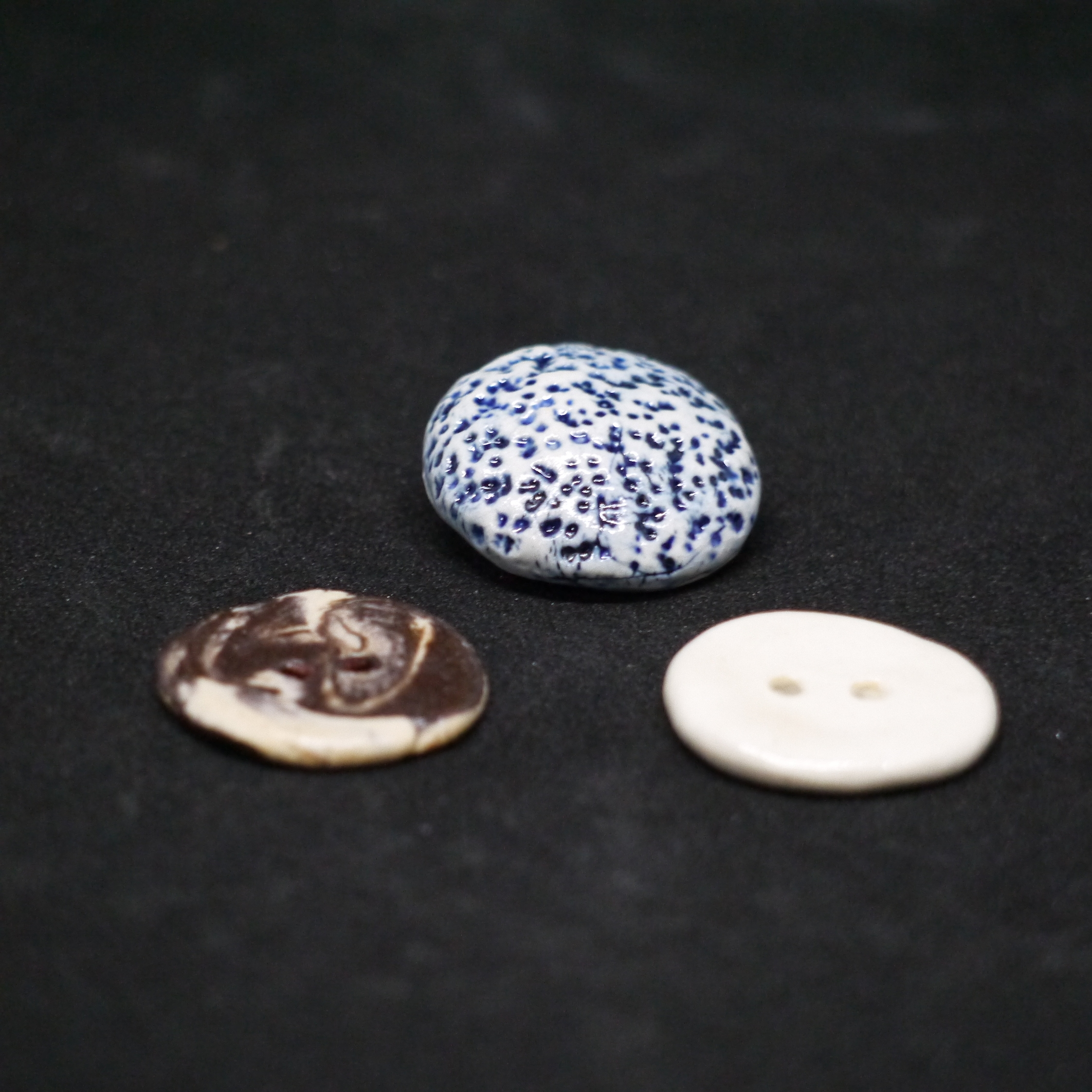 手作り陶器ボタンの制作過程 - 一点物の成形作業