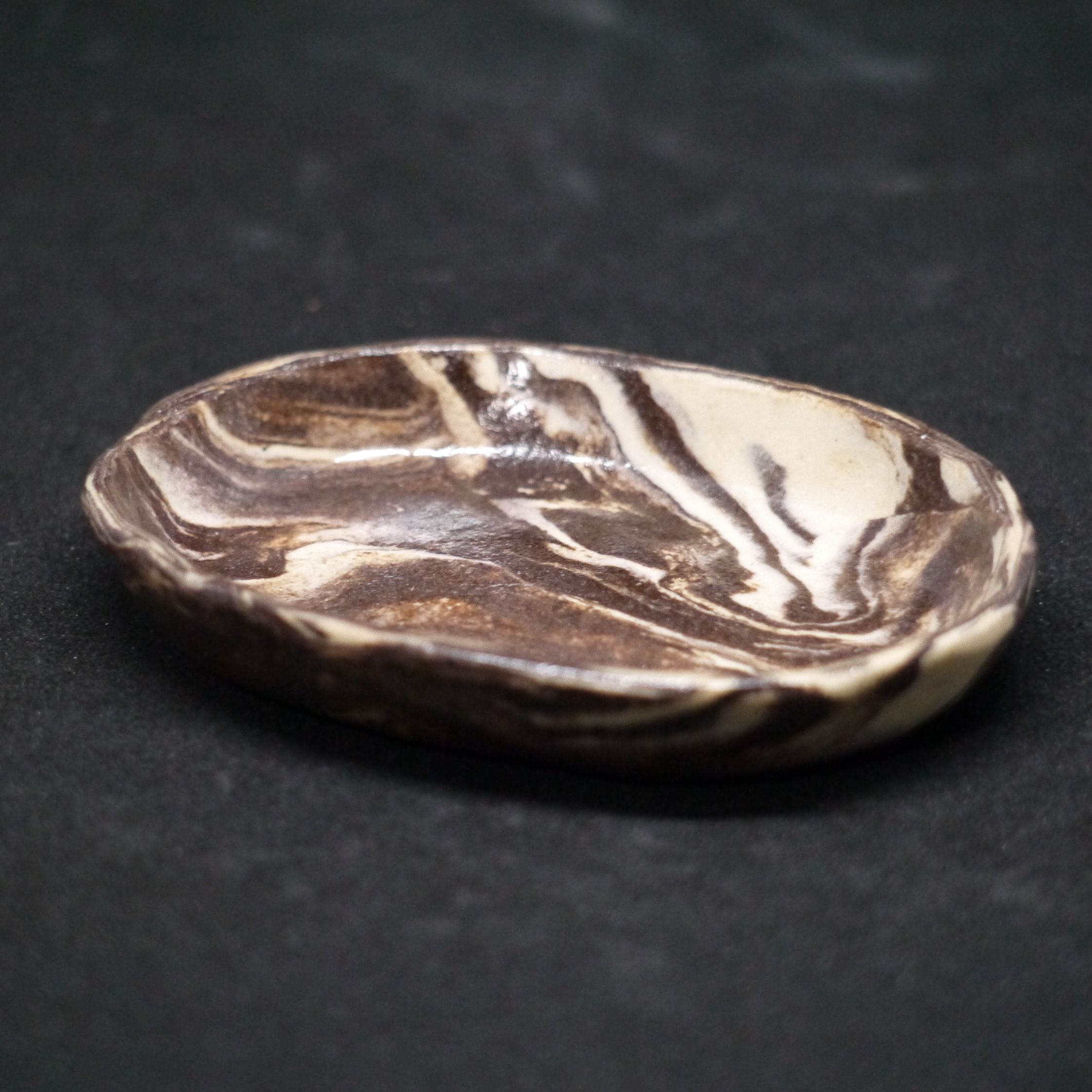 陶器ボタンの自然な風合い - 温かみのある質感